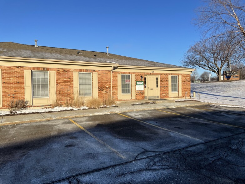 421-425 Williamsburg Dr, Geneva, IL à louer - Photo de l’immeuble – Image 1 sur 25