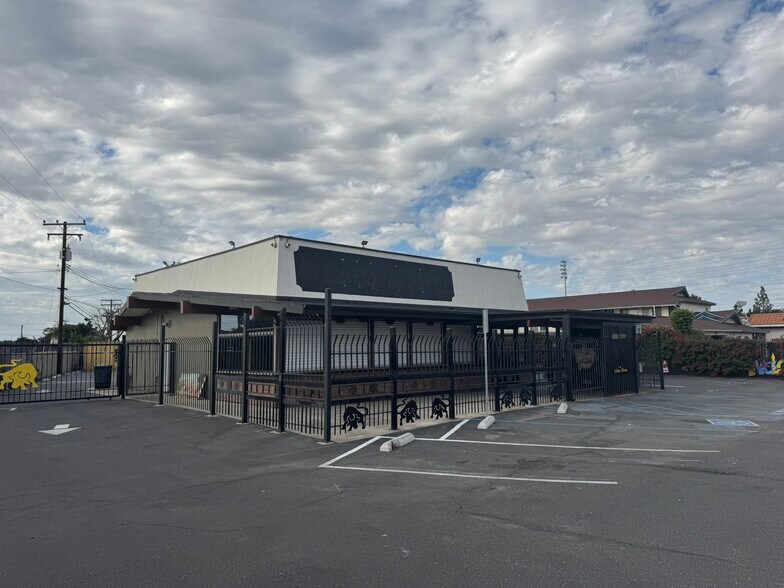 11241 Beach Blvd, Stanton, CA à louer - Photo principale – Image 1 sur 16