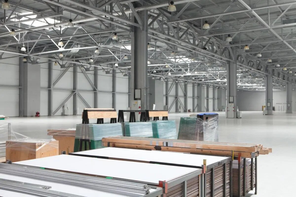 Industriel/Logistique dans Signes à louer Photo intérieure– Image 1 sur 5