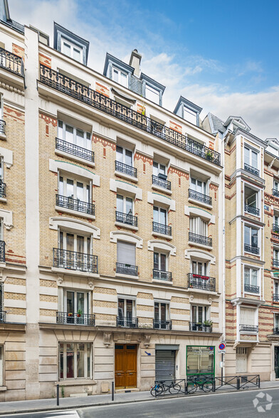 Immeuble residentiel dans Paris à vendre - Photo principale – Image 1 sur 1