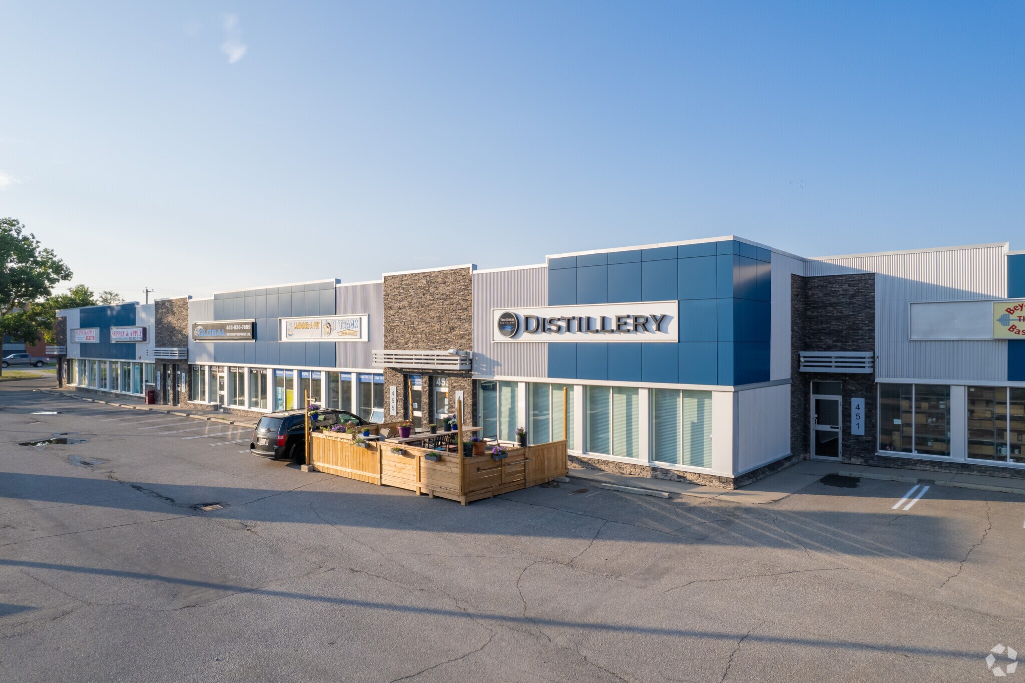 451-463 42nd Ave SE, Calgary, AB à louer Photo principale– Image 1 sur 7