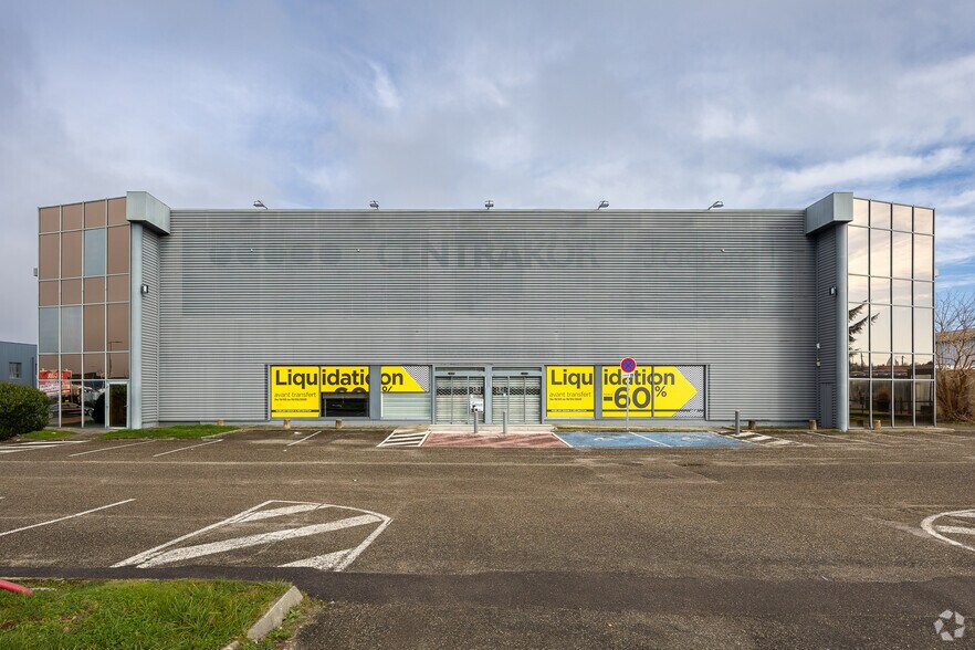 Local commercial dans Saint-Bonnet-de-Mure à louer - Photo de l’immeuble – Image 3 sur 6