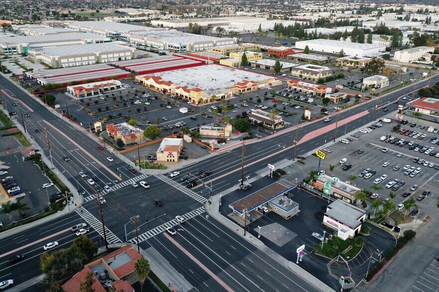 4030-4120 N Harbor Blvd, Fullerton, CA à louer - Photo de l’immeuble – Image 1 sur 2