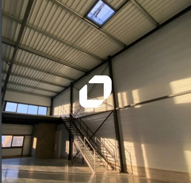 Bureau dans Coublevie à louer - Photo de l’immeuble – Image 2 sur 10