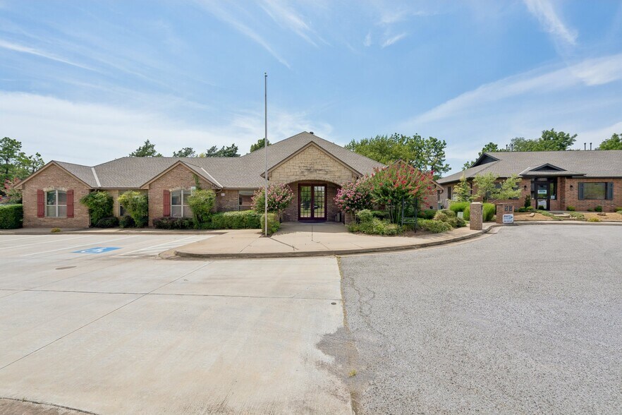 2933 S Bryant Ave, Edmond, OK à vendre - Photo de l’immeuble – Image 1 sur 40
