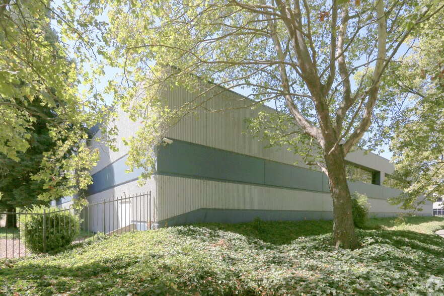 3830 Cypress Dr, Petaluma, CA à louer - Photo de l’immeuble – Image 3 sur 3