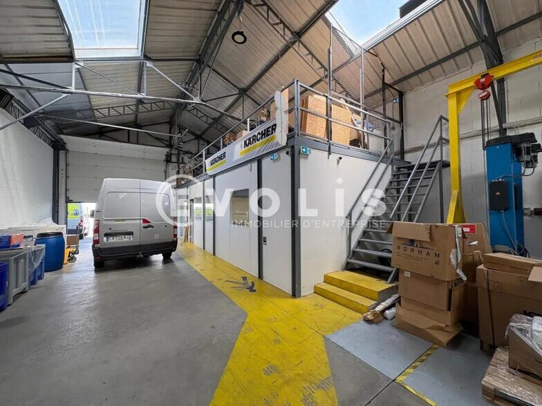 Local d’activités dans Vénissieux à louer - Photo de l’immeuble – Image 3 sur 17