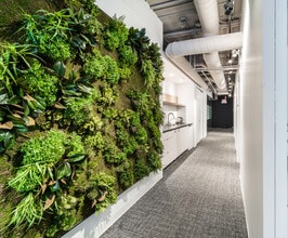 351-359 Rue Sainte-Catherine O, Montréal, QC à louer Photo intérieure– Image 2 sur 9