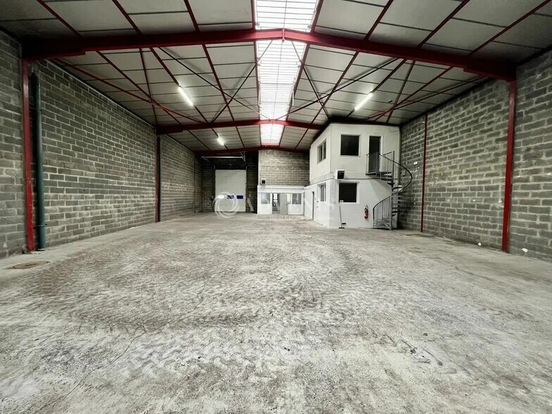 Local d’activités dans SAINT-OUEN-L'AUMONE à louer - Photo de l’immeuble – Image 2 sur 9