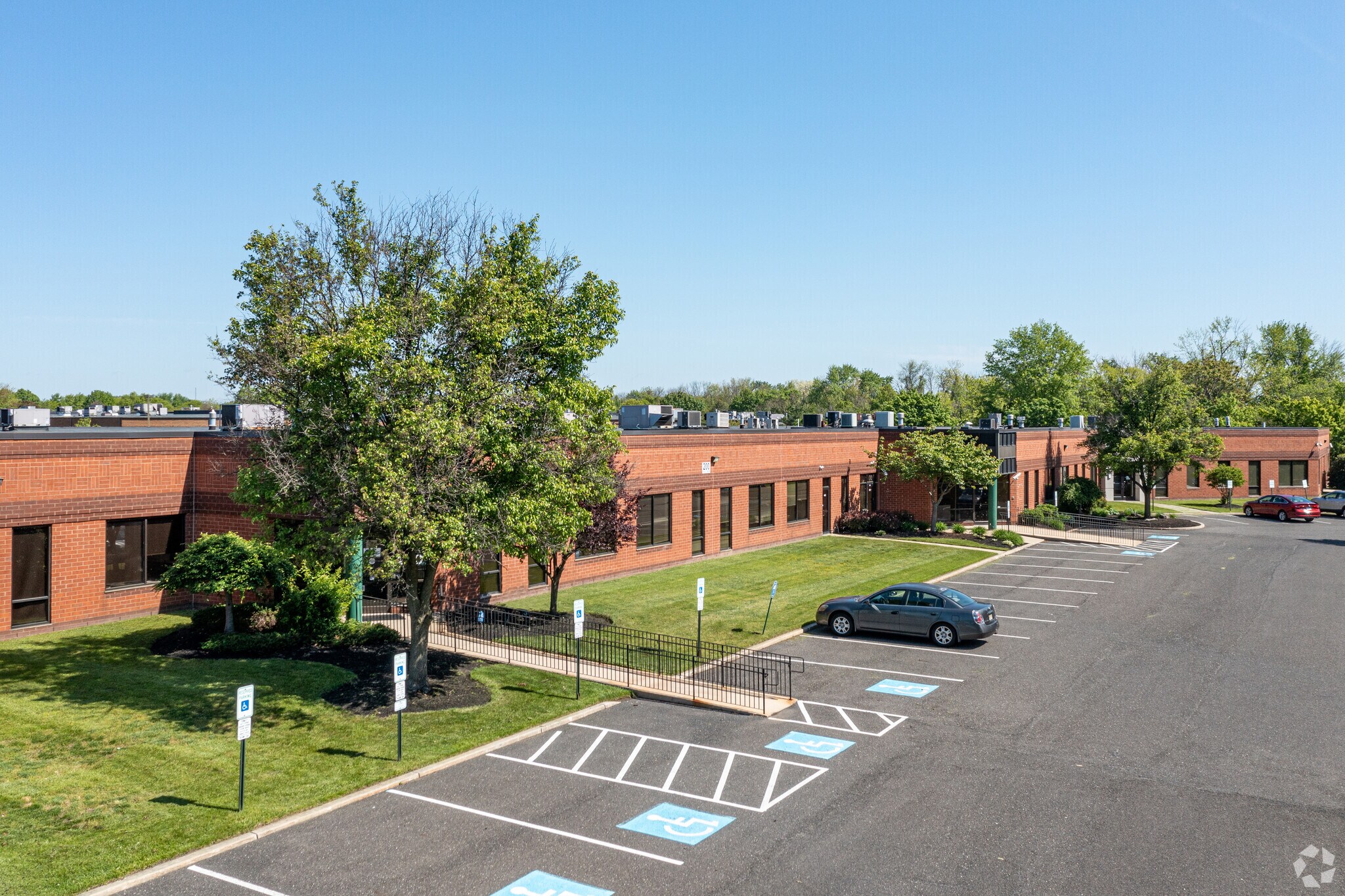 200 E Park Dr, Mount Laurel, NJ à louer Photo principale– Image 1 sur 6