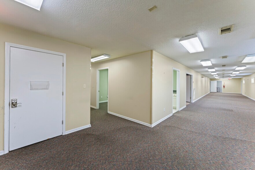 3325 University Blvd E, Tuscaloosa, AL à vendre - Photo intérieure – Image 3 sur 19