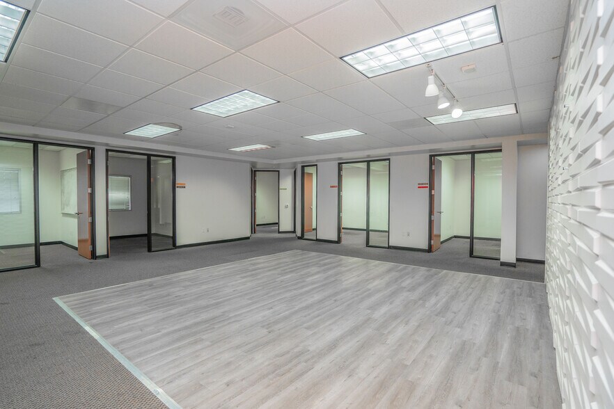 1441 N Brea Blvd, Fullerton, CA à louer - Photo intérieure – Image 3 sur 28