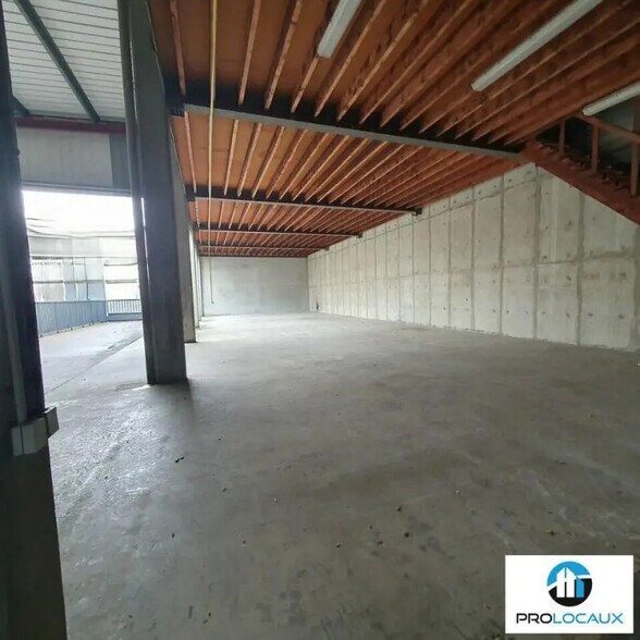 Local d'activités dans Fontaine à vendre - Photo intérieure – Image 3 sur 11