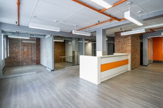 690-692 Eighth Ave, New York, NY à louer Photo intérieure– Image 1 sur 3