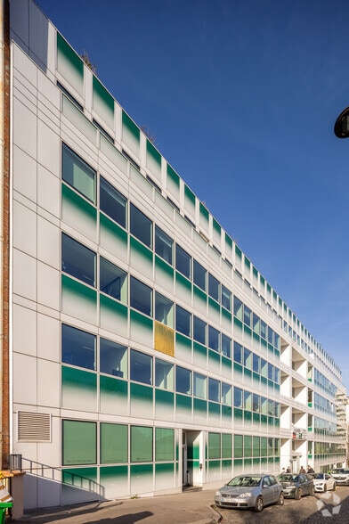 8 Rue Firmin Gillot, Paris à louer - Photo de l’immeuble – Image 2 sur 4