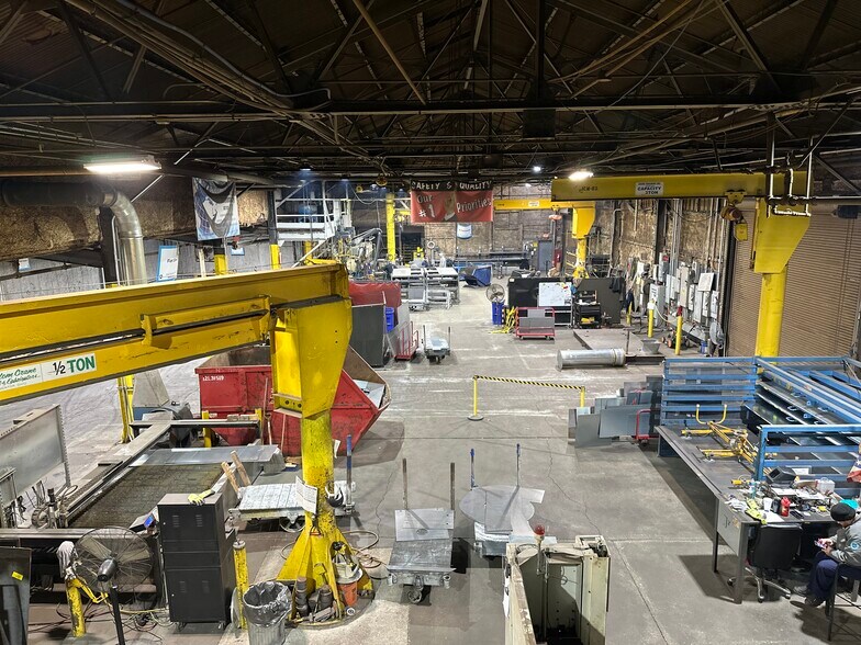 Manufacturing Facility with Office portefeuille de 3 biens à vendre sur LoopNet.fr - Photo de l’immeuble – Image 2 sur 8