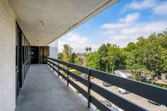 1600 E 4th St, Santa Ana, CA à louer Photo intérieure– Image 2 sur 5