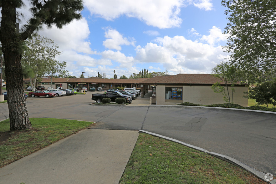 555 W Country Club Ln, Escondido, CA à louer - Photo principale – Image 1 sur 3