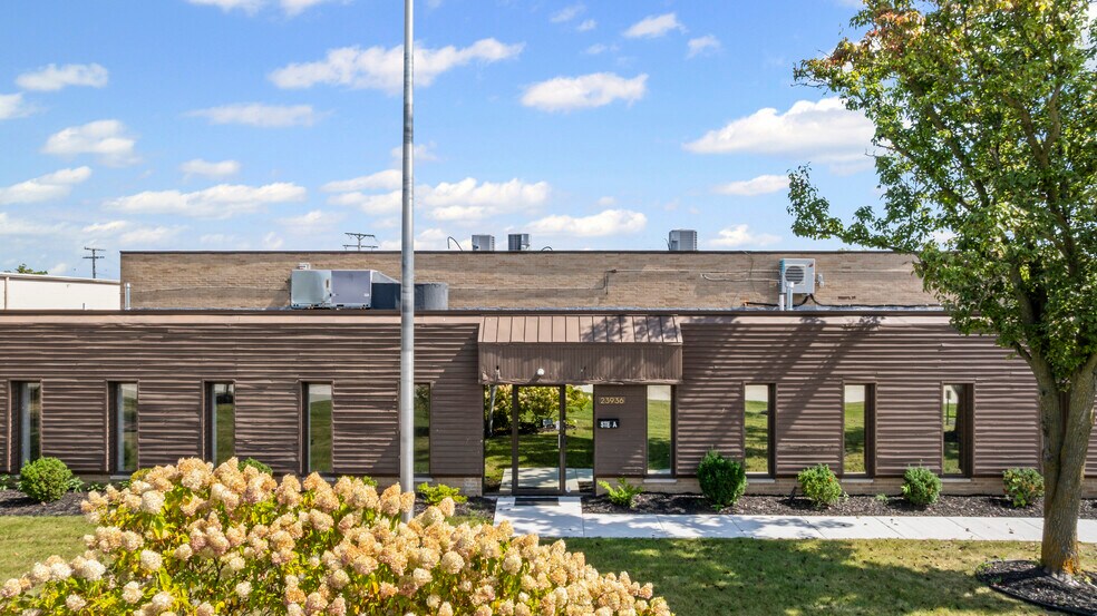 23936 Industrial Park Dr, Farmington Hills, MI à vendre - Photo de l’immeuble – Image 1 sur 42
