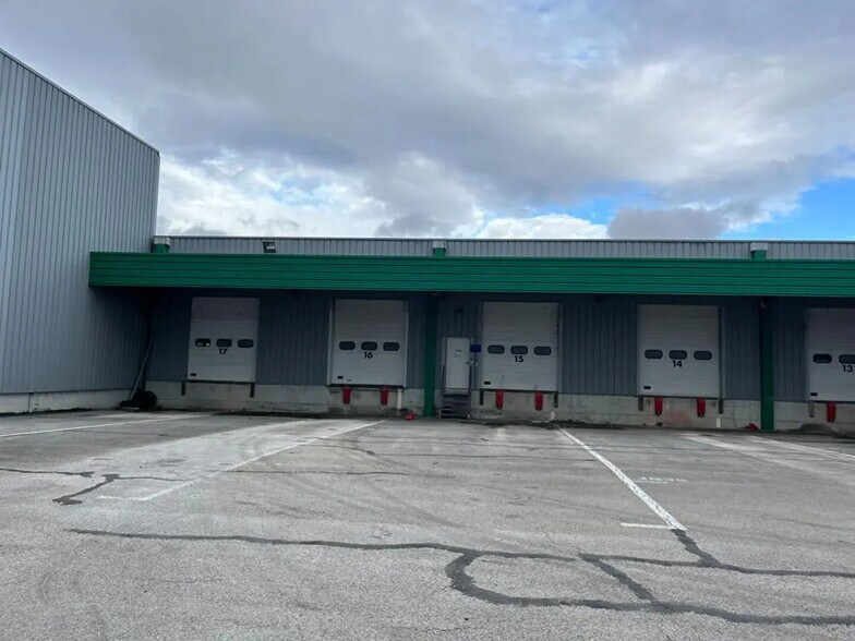 Industriel/Logistique dans Chemaudin et Vaux à louer - Photo de l’immeuble – Image 3 sur 6