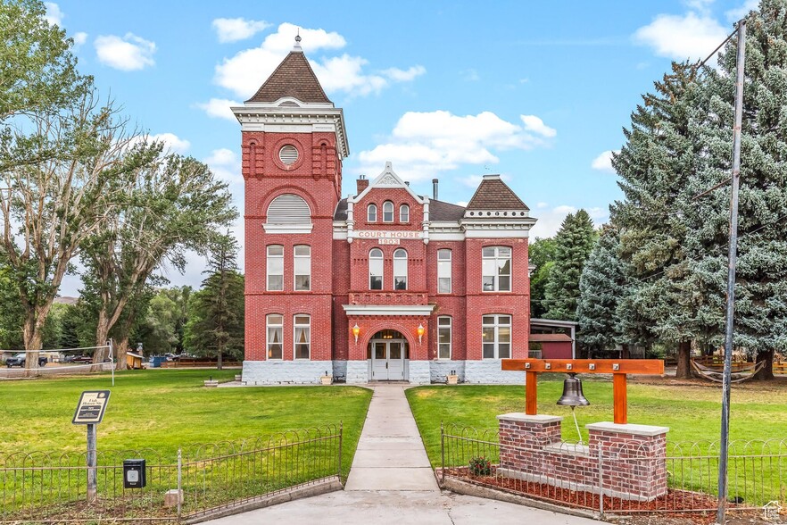 21 Main St, Junction, UT à vendre - Photo principale – Image 1 sur 9