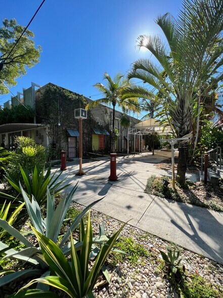 5582 NE 4th Ct, Miami, FL à louer - Photo principale – Image 3 sur 10