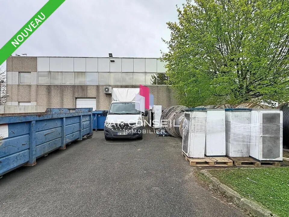 Industriel/Logistique dans Coignières à louer Photo principale– Image 1 sur 4