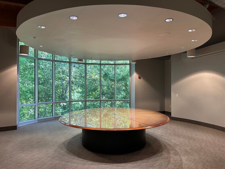 6880 Perry Creek Rd, Raleigh, NC à louer - Photo de l’immeuble – Image 3 sur 15
