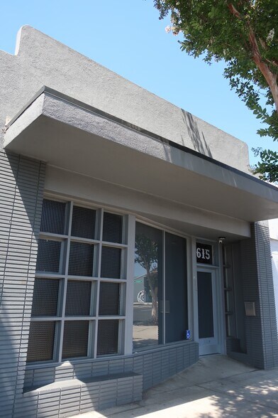 615 S Victory Blvd, Burbank, CA à louer - Photo de l’immeuble – Image 1 sur 6