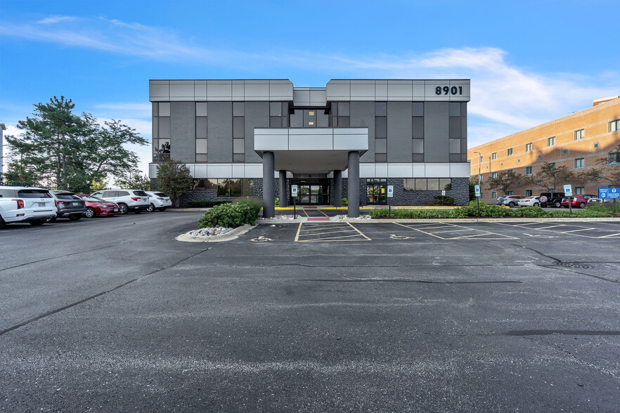 8901 Golf Rd, Des Plaines, IL à louer - Photo de l’immeuble – Image 2 sur 10
