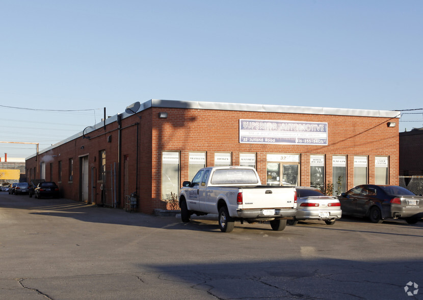 32 Jutland Rd, Toronto, ON à louer - Photo de l’immeuble – Image 2 sur 4