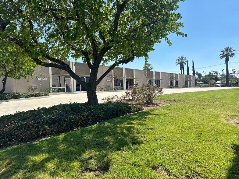 2061 3rd St, Riverside, CA à louer - Photo de l’immeuble – Image 1 sur 13