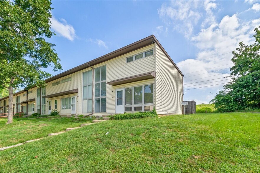 College Park KCK Townhomes portefeuille de 13 biens à vendre sur LoopNet.fr - Photo de l’immeuble – Image 2 sur 10