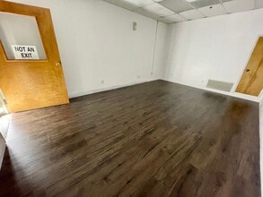 3 offices, 3 warehouses: 1,200–4,876 SF, Lompoc, CA à louer Photo intérieure– Image 2 sur 4