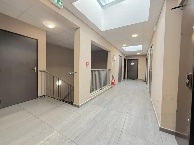 Bureau dans Francheville à louer - Hall d’entrée – Image 3 sur 13