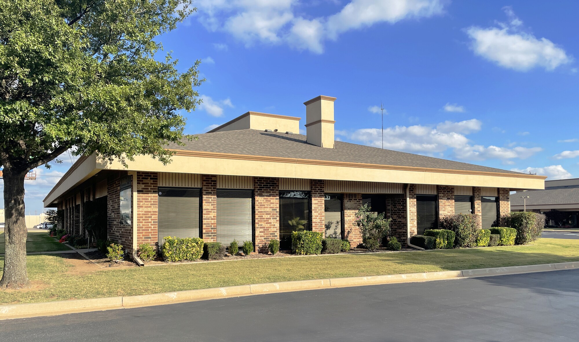 510 E Memorial Rd, Oklahoma City, OK à louer Photo de l’immeuble– Image 1 sur 8