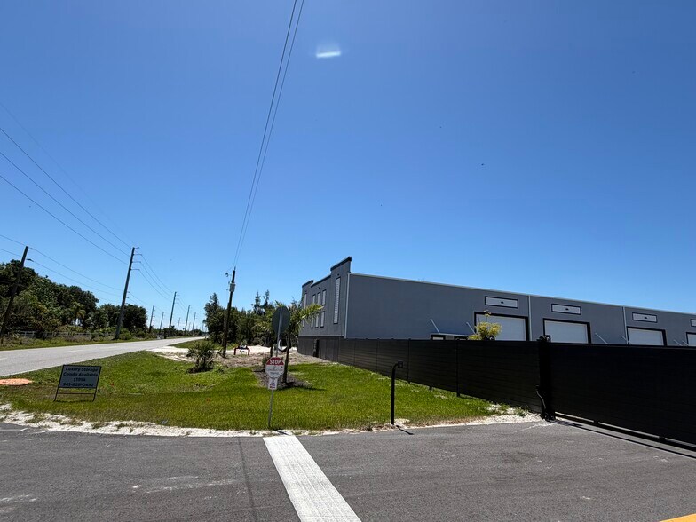 4017 Taylor Rd, Punta Gorda, FL à vendre - Photo de l’immeuble – Image 3 sur 20