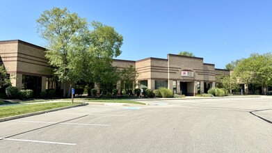 8902 Vincennes Cir, Indianapolis, IN à louer Photo de l’immeuble– Image 2 sur 13