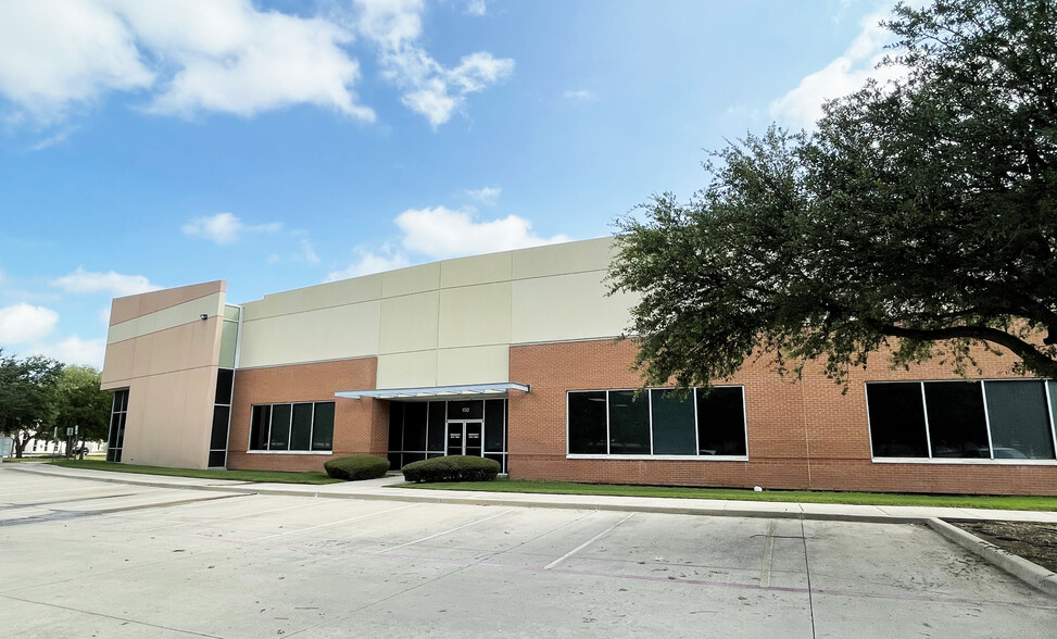 5450 Stratum Dr, Fort Worth, TX à louer - Photo de l’immeuble – Image 2 sur 7