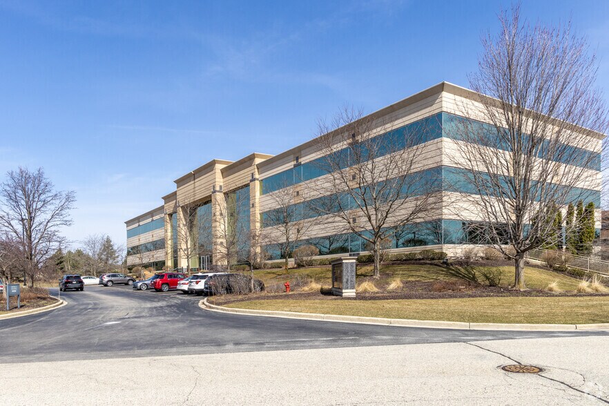 N19W24200 Riverwood Dr, Pewaukee, WI à louer - Photo principale – Image 1 sur 6