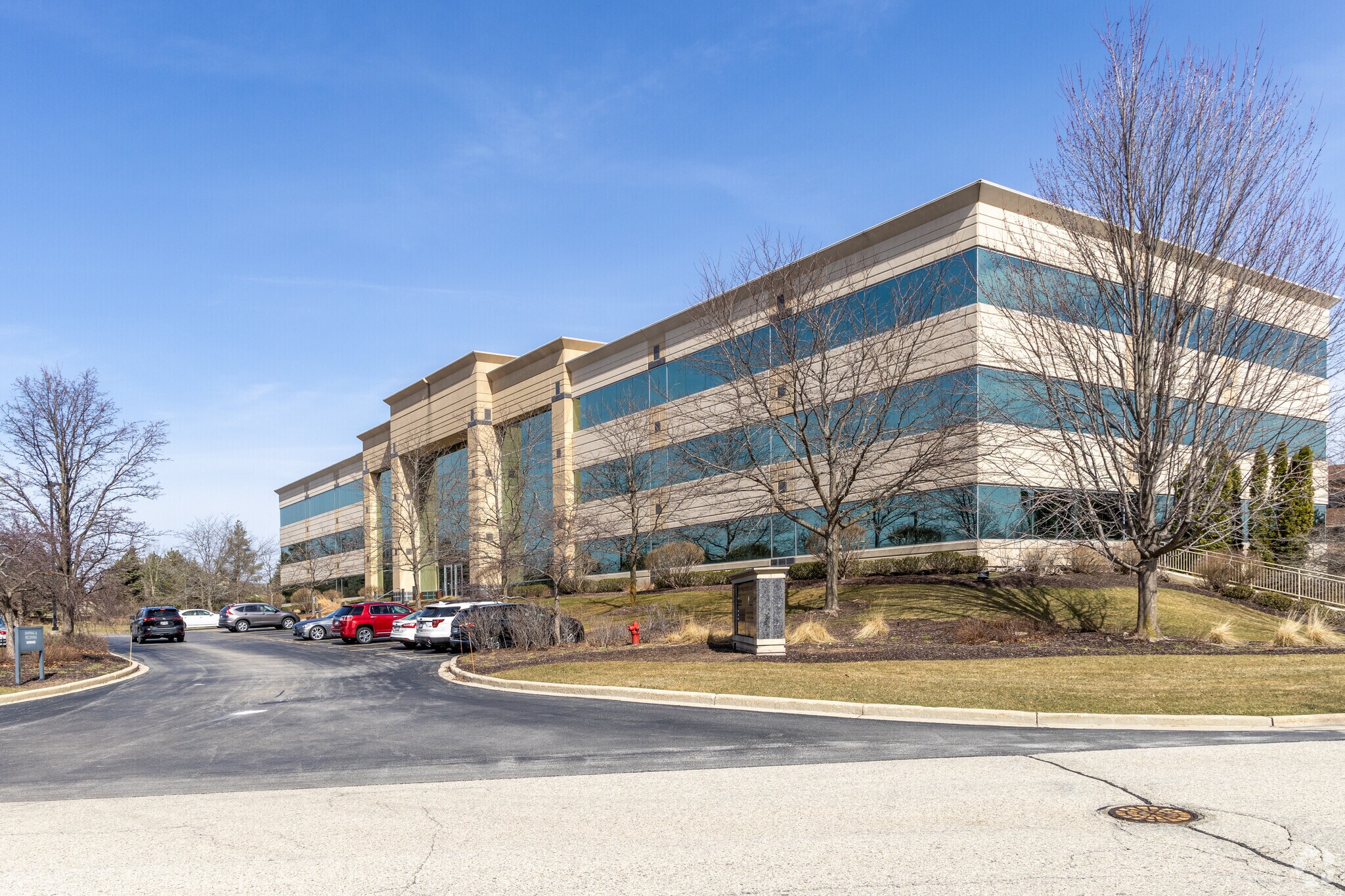 N19W24200 Riverwood Dr, Pewaukee, WI à louer Photo principale– Image 1 sur 7
