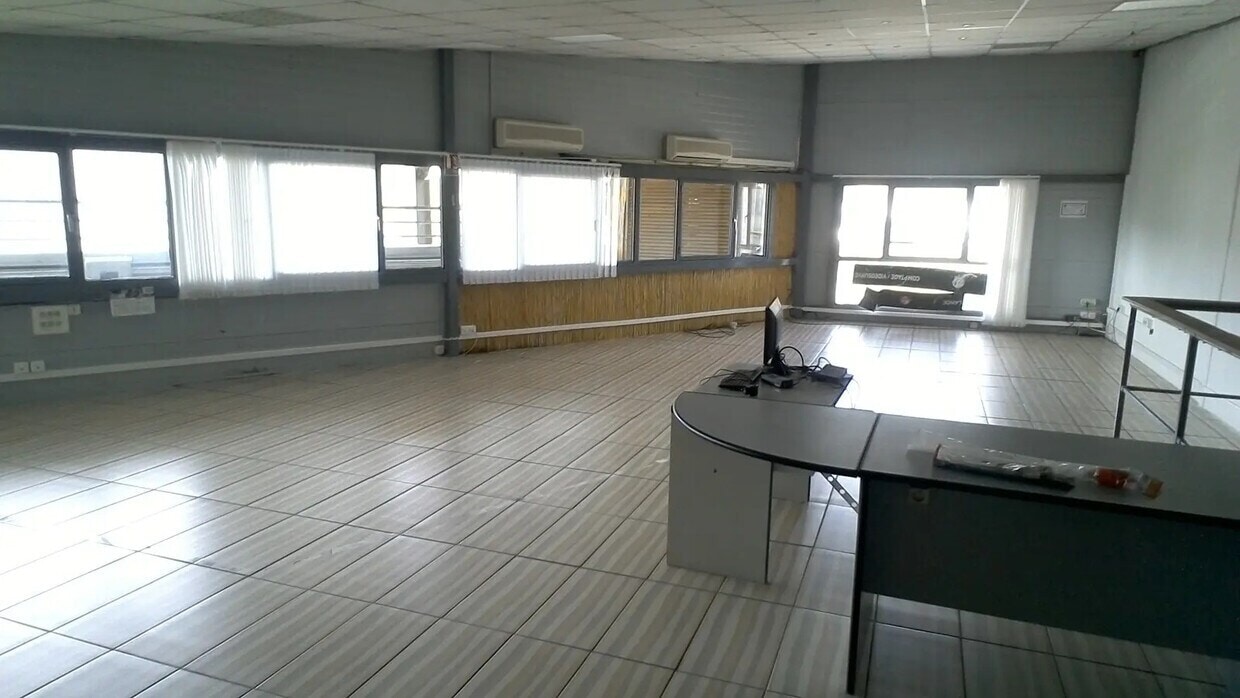 Local d’activités dans La Ciotat à louer Photo intérieure– Image 1 sur 3