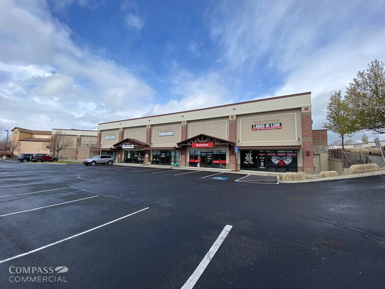 2276 SW Highland Ave, Redmond, OR à louer - Photo de l’immeuble – Image 3 sur 7