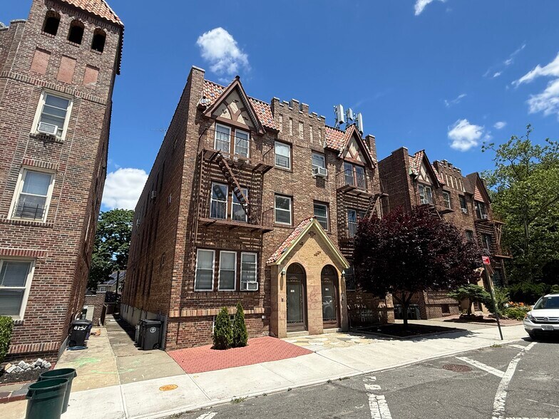 8161 Woodhaven Blvd, Glendale, NY à vendre - Photo de l’immeuble – Image 2 sur 25