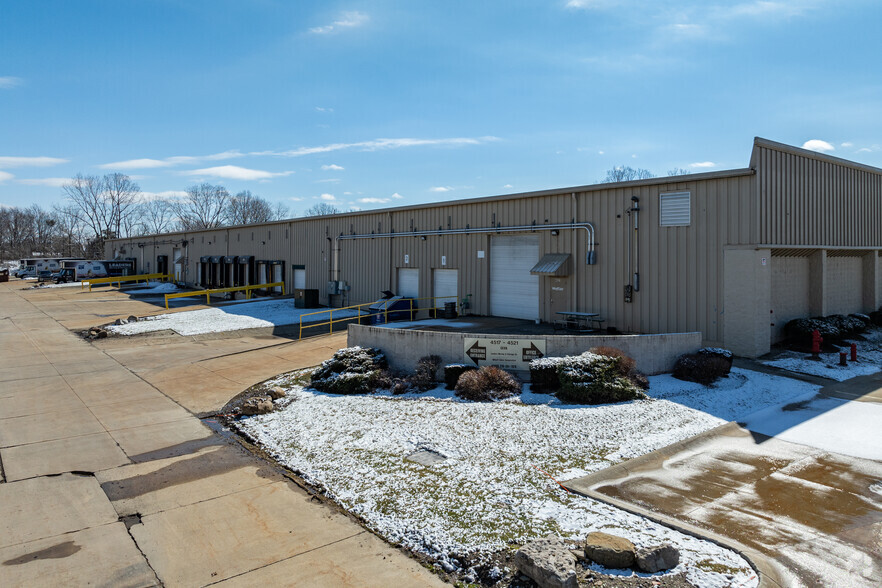 4517-4521 Industrial Pky, Cleveland, OH à louer - Photo principale – Image 1 sur 7