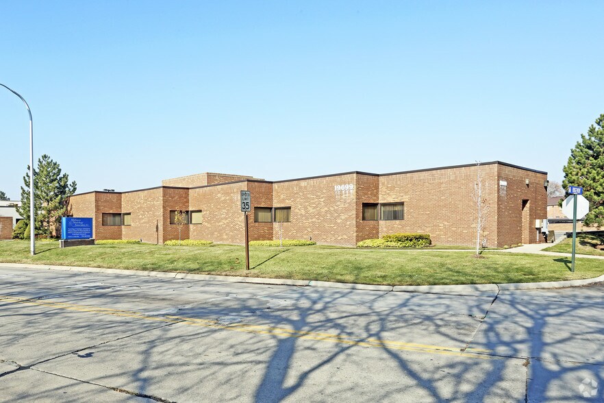 19699 E 8 Mile Rd, Saint Clair Shores, MI à louer - Photo de l’immeuble – Image 2 sur 6