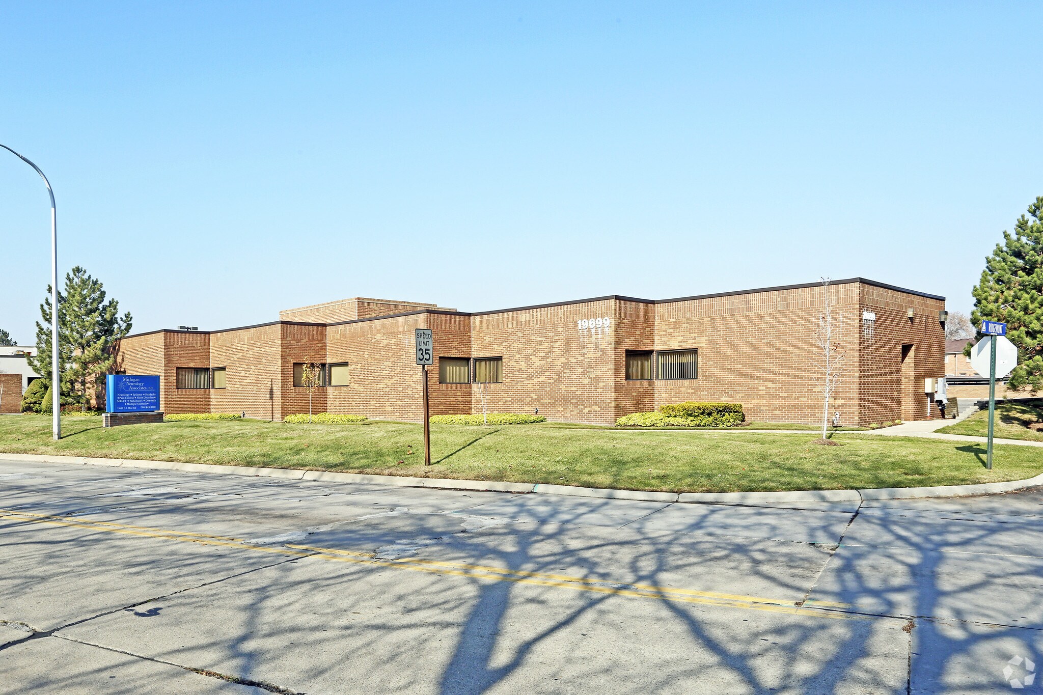 19699 E 8 Mile Rd, Saint Clair Shores, MI à vendre Photo principale– Image 1 sur 7