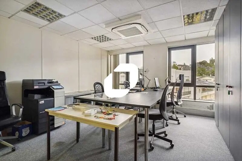 Bureau dans Issy-les-Moulineaux à vendre - Photo de l’immeuble – Image 2 sur 13