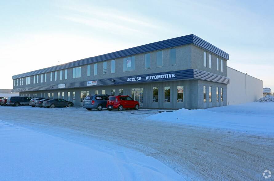 12100-12122 163 St NW, Edmonton, AB à louer - Photo principale – Image 2 sur 8