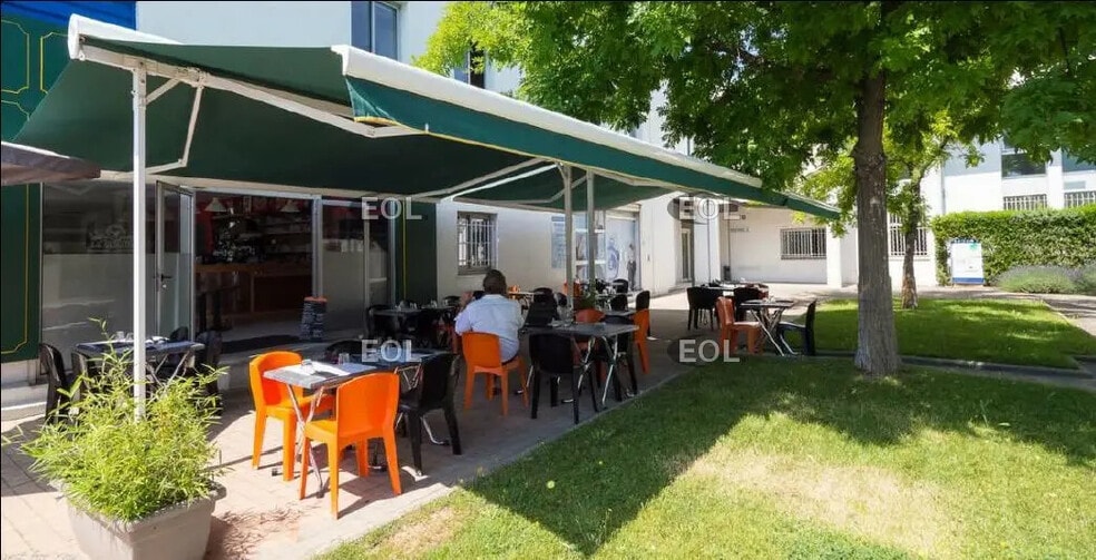 Local commercial dans Vitrolles à louer - Photo de l’immeuble – Image 3 sur 7